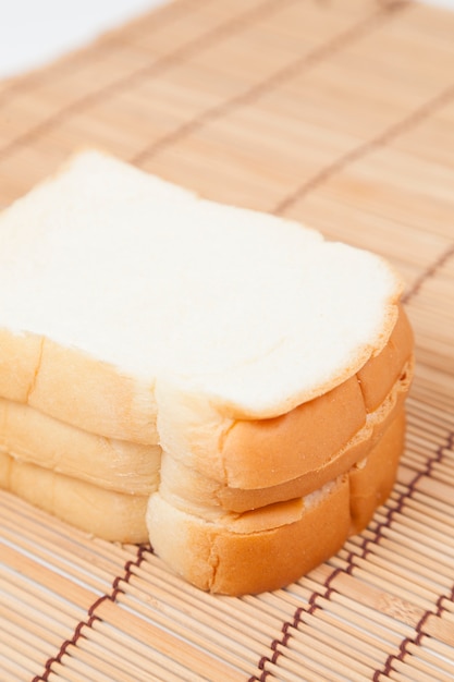 Geschnittenes Brot auf der hölzernen Platte.