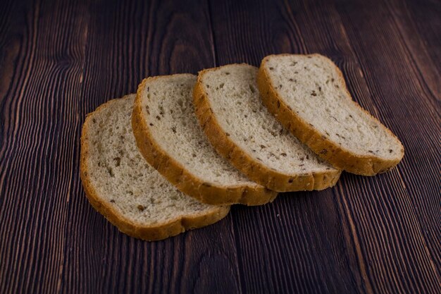 Geschnittenes Brot auf einem dunklen Holztisch