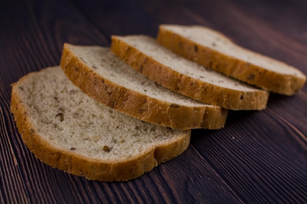 Geschnittenes Brot auf einem dunklen Holztisch