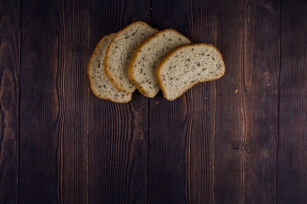 Geschnittenes Brot auf einem dunklen Holztisch