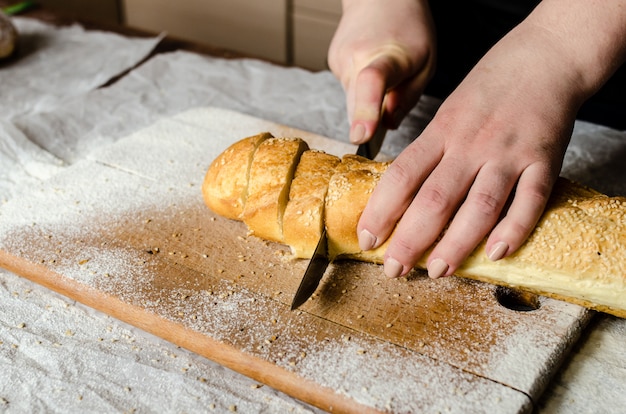 Geschnittenes Brot auf einem hölzernen Brett.