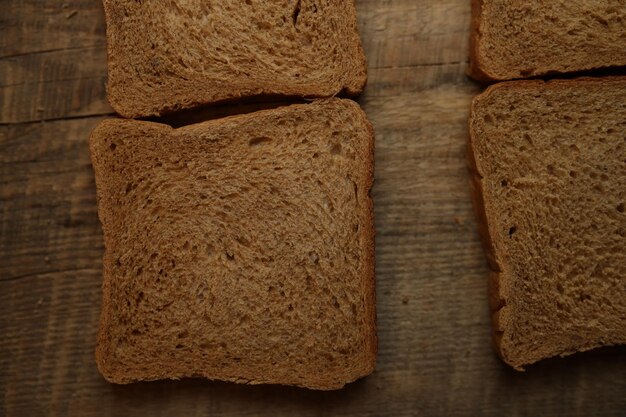 Geschnittenes Brot auf einem hölzernen Hintergrund