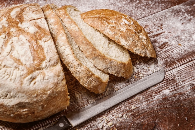 Geschnittenes Brot auf einem Holztisch. frisches Backkonzept