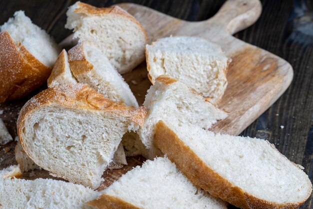 Geschnittenes Brot auf einem schneidenden Holzbrett