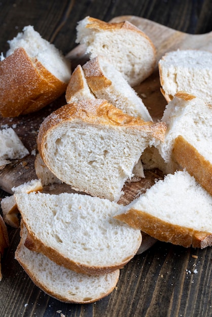 Geschnittenes Brot auf einem schneidenden Holzbrett