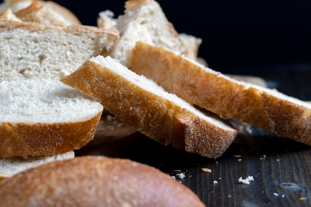 Geschnittenes Brot auf einem schneidenden Holzbrett