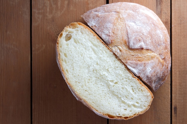 Geschnittenes Brot auf Holz