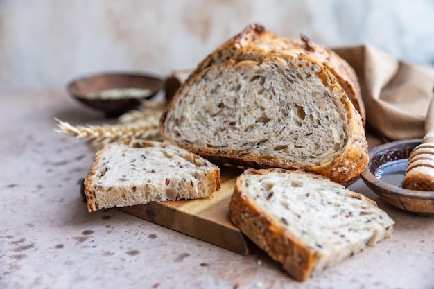 Geschnittenes Brot aus handwerklichem Sauerteig mit Mehrkornsamen Tartine mit Honig und Samen