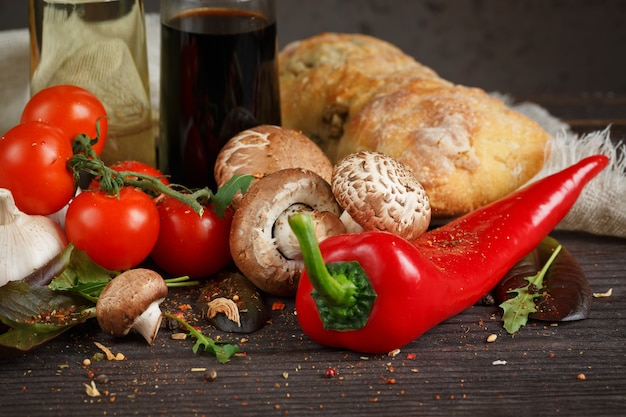 Geschnittenes Brot Ciabatta und Gemüse