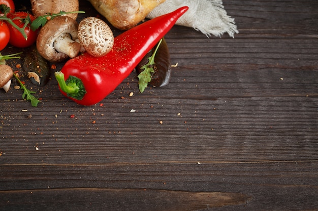 Geschnittenes Brot Ciabatta und Gemüse