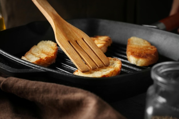 Geschnittenes Brot in der Pfanne rösten, Nahaufnahme