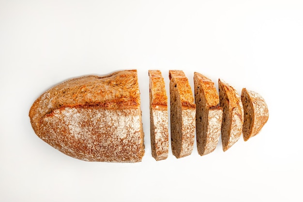 Geschnittenes Brot isoliert auf weißem Hintergrund Brotscheiben von oben gesehen Ansicht von oben