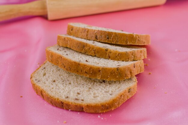 Geschnittenes Brot mit einem Nudelholz auf dem Tuch