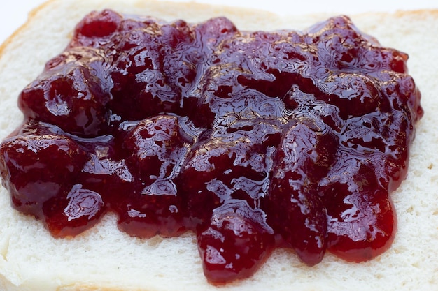 Geschnittenes Brot mit Erdbeermarmelade