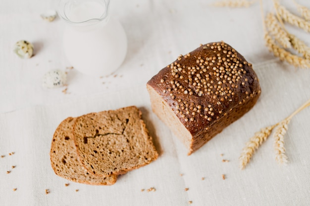 Geschnittenes Brot mit frischem Koriander und Milch