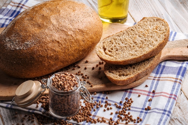 Geschnittenes Buchweizenbrot auf dem Holzschneidebrett