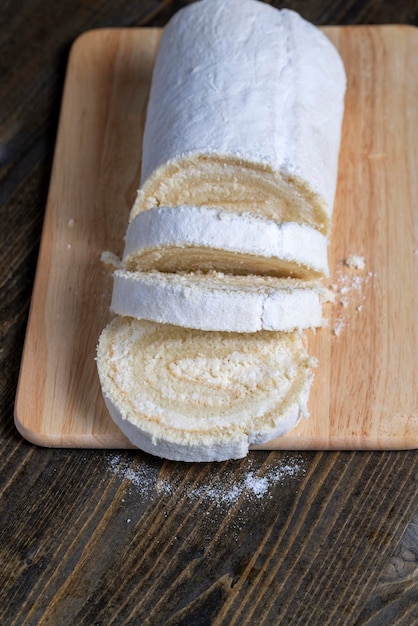 Geschnittenes Dessert mit Hüttenkäsecreme