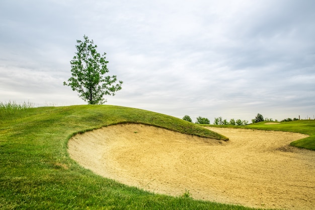 Geschnittenes Feld und Sandbunker auf dem Golfplatz