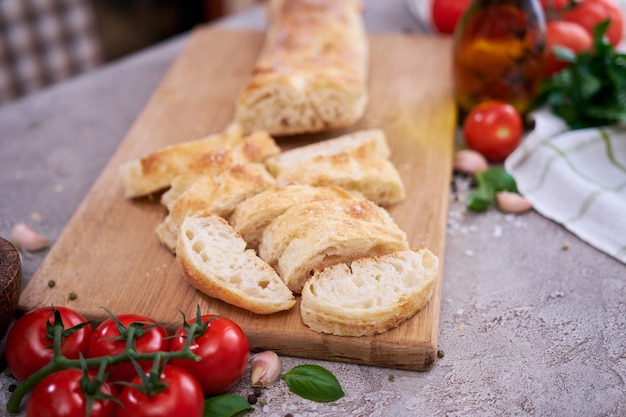 Geschnittenes französisches Brotbaguette auf hölzernem Brotbrett