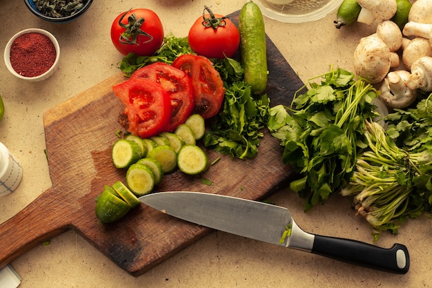 Geschnittenes Gemüse, das zum Kochen vegetarischer Mahlzeiten zubereitet wird. Voller Vitamine für einen gesunden Lebensstil.