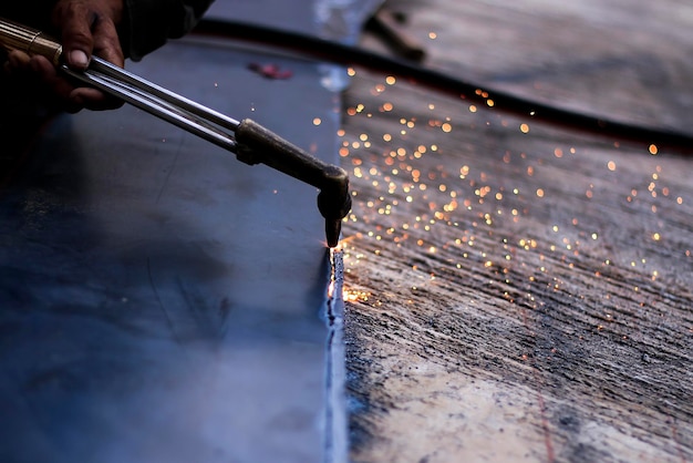 Foto geschnittenes handschweißmetall in der werkstatt