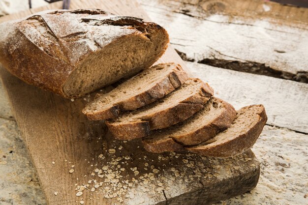 Geschnittenes hausgemachtes glutenfreies Brot auf Schneidebrett