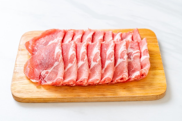 geschnittenes Kragenschweinefleisch roh