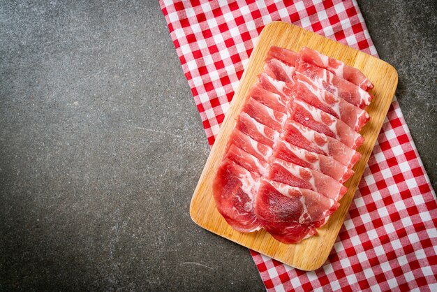 geschnittenes Kragenschweinefleisch roh