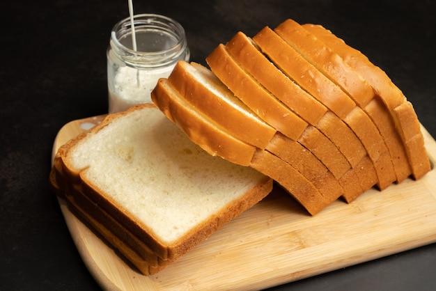 Geschnittenes Milchbrot im Hintergrund