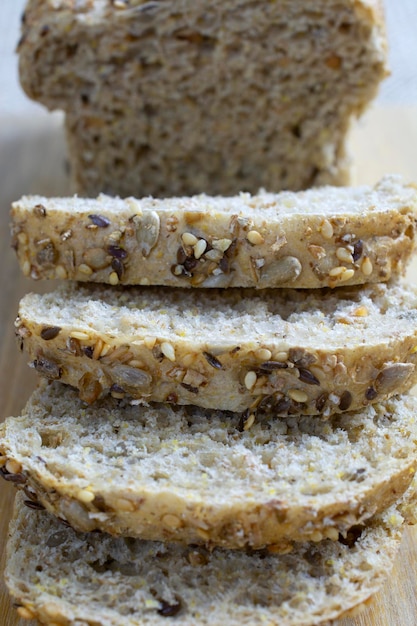 Geschnittenes normales Brot über hölzernem Hintergrund