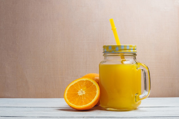 Geschnittenes Orangen-und Saft-Getränk. Gesundes Konzept mit Exemplar.
