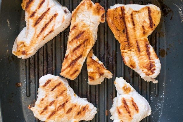 Geschnittenes Putenfilet gegrillt in einer Bratpfanne Gebratenes Fleisch ohne Butter