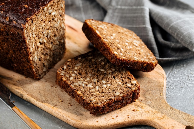 Geschnittenes Roggen-Vollkornbrot mit Samen