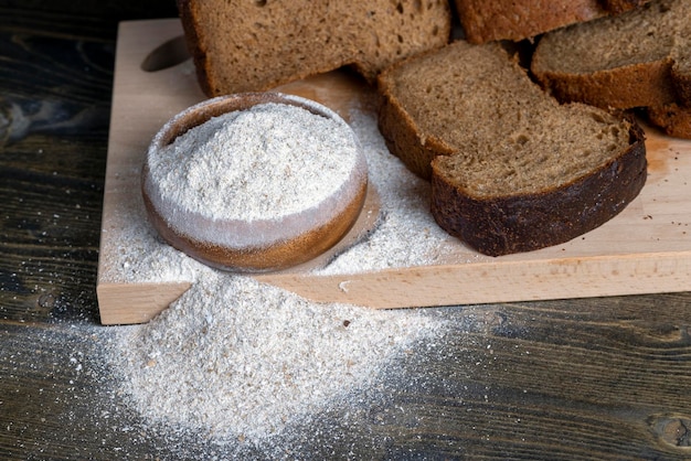 Geschnittenes Roggenbrot auf einem Holztisch aus nächster Nähe