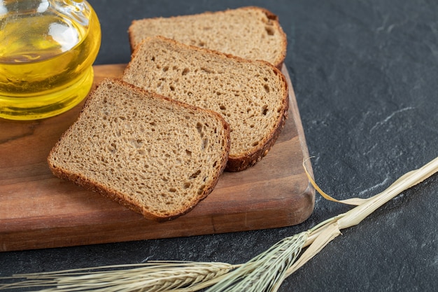 Geschnittenes Roggenbrot auf Holzbrett gelegt