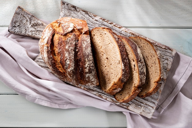 Geschnittenes Roggenbrot auf Schneidebrett, Nahaufnahme ..