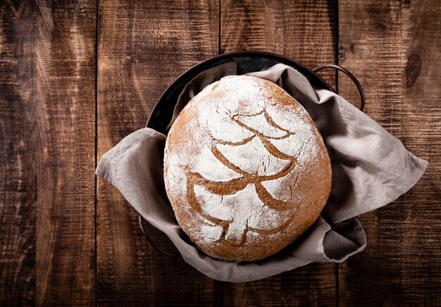 Geschnittenes Roggenbrot auf Schneidebrett, Nahaufnahme ..