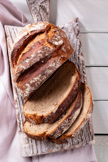 Geschnittenes Roggenbrot auf Schneidebrett, Nahaufnahme ..