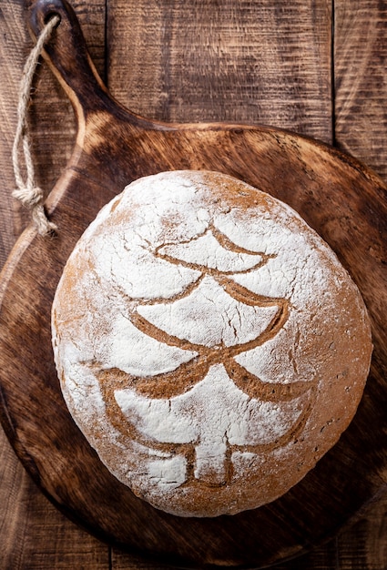 Geschnittenes Roggenbrot auf Schneidebrett, Nahaufnahme.