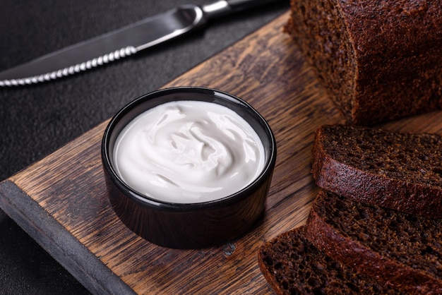 Geschnittenes Roggenbrot auf Schneidebrett Vollkorn-Roggenbrot mit Samen