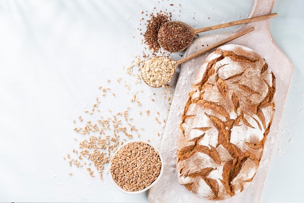 Geschnittenes Roggenbrot auf Schneidebrett