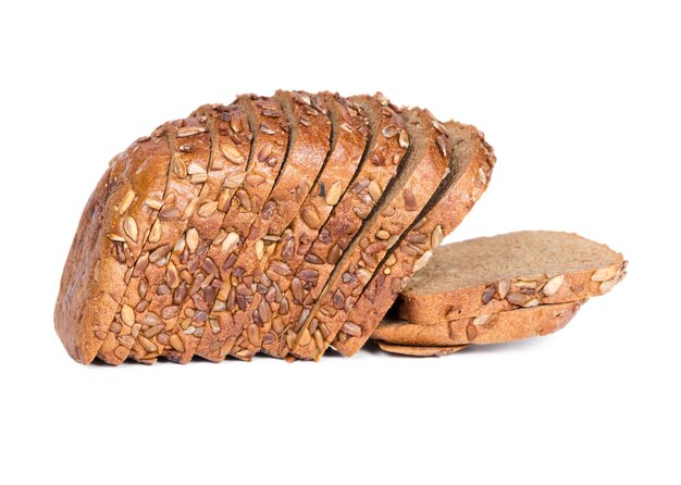 Geschnittenes Roggenbrot mit Sonnenblumenkernen isoliert auf weißem Hintergrund