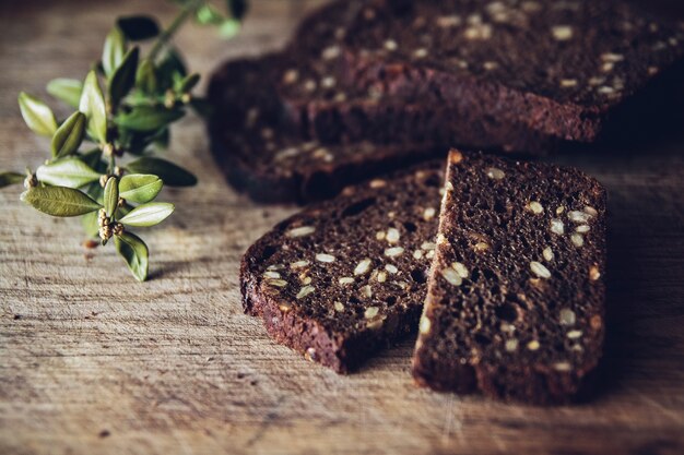 geschnittenes Schwarzbrot am Schneidebrett auf dem Holztisch