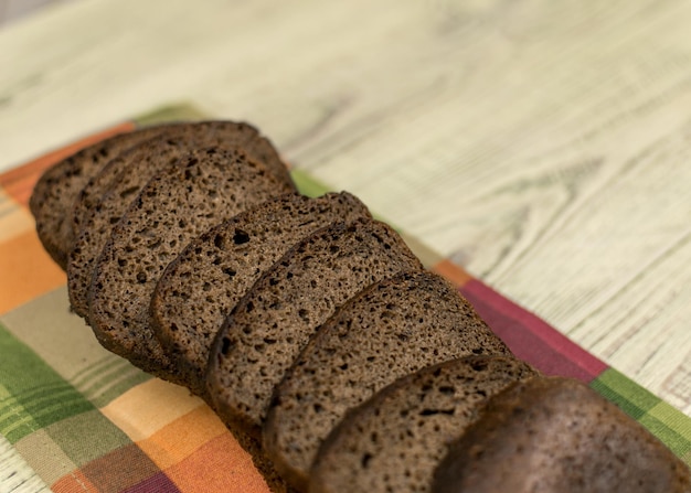 Geschnittenes schwarzes Roggenbrot