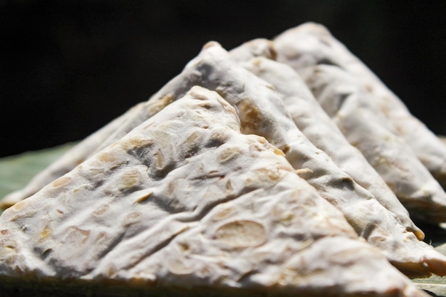 Geschnittenes Triangle Raw Tempeh aus fermentierten Sojabohnen