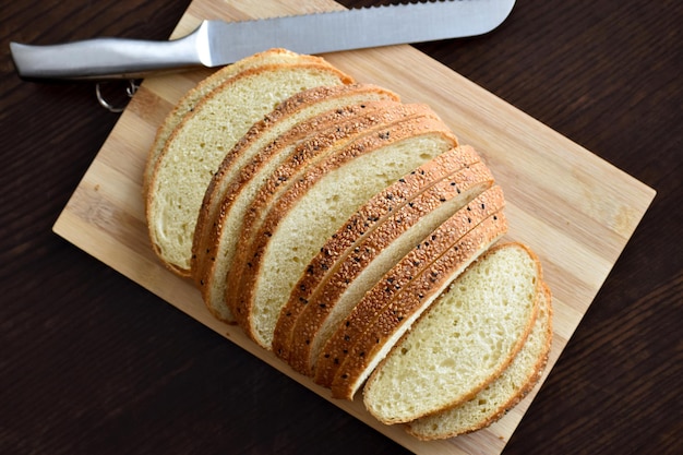 Geschnittenes Vollkornbrot auf einem Bambus-Schneidebrett