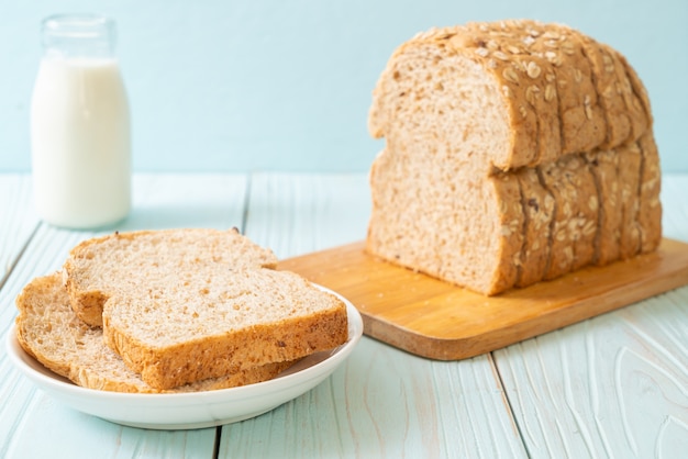 Geschnittenes Vollkornbrot auf einem Holztisch