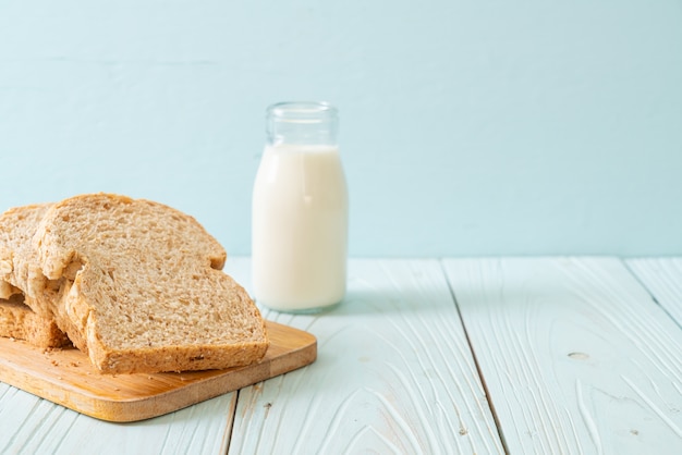 Geschnittenes Vollkornbrot auf einem Holztisch