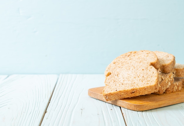 geschnittenes Vollkornbrot auf einem Holztisch