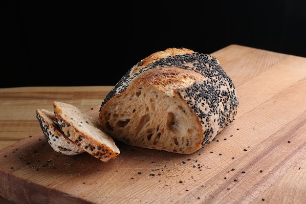 Geschnittenes Vollkornbrot mit Sesam auf dem Tisch.